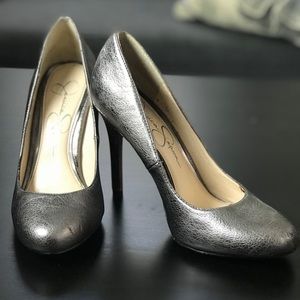jessica simpson claudette snakeskin silver pump